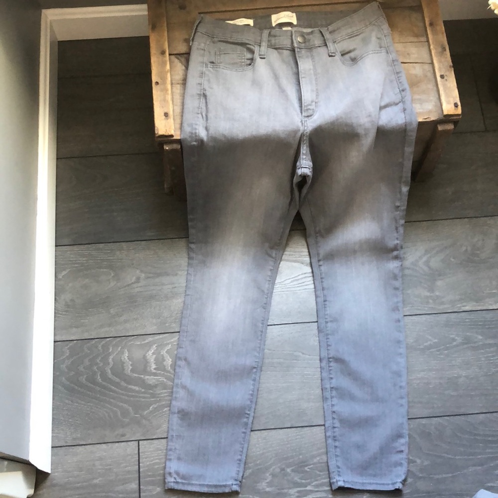 Woman’s grey size 8R universal thread jeans